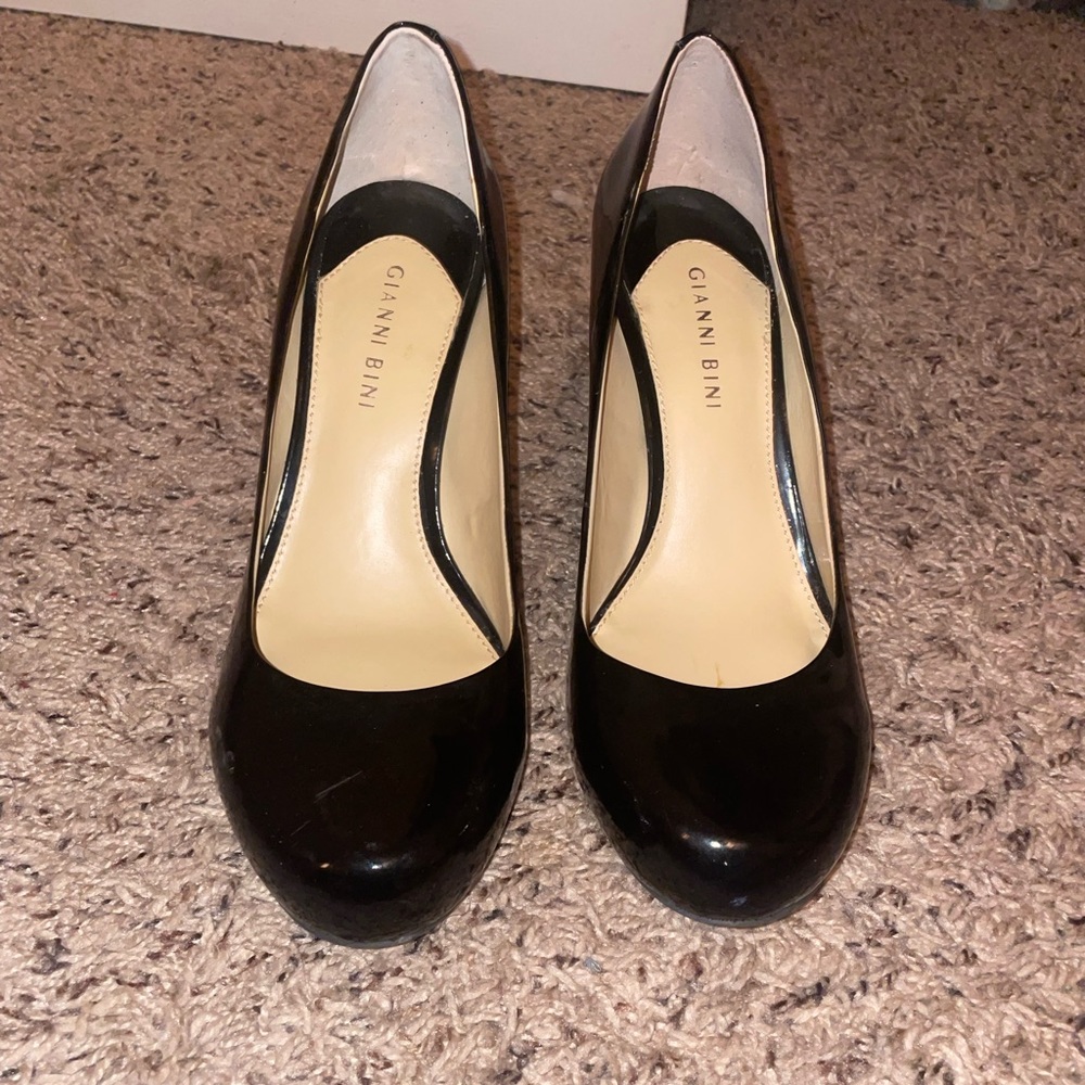 Gianni Bini classic black close toed heels size 9